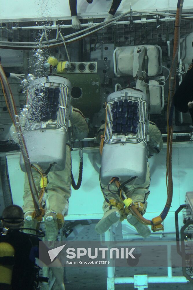 Training of cosmonauts Yelena Serova and Alexander Samokutyayev