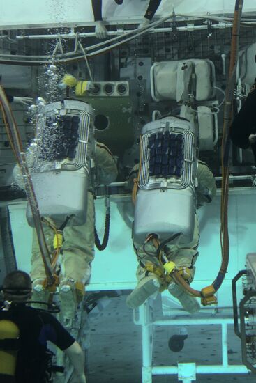 Training of cosmonauts Yelena Serova and Alexander Samokutyayev