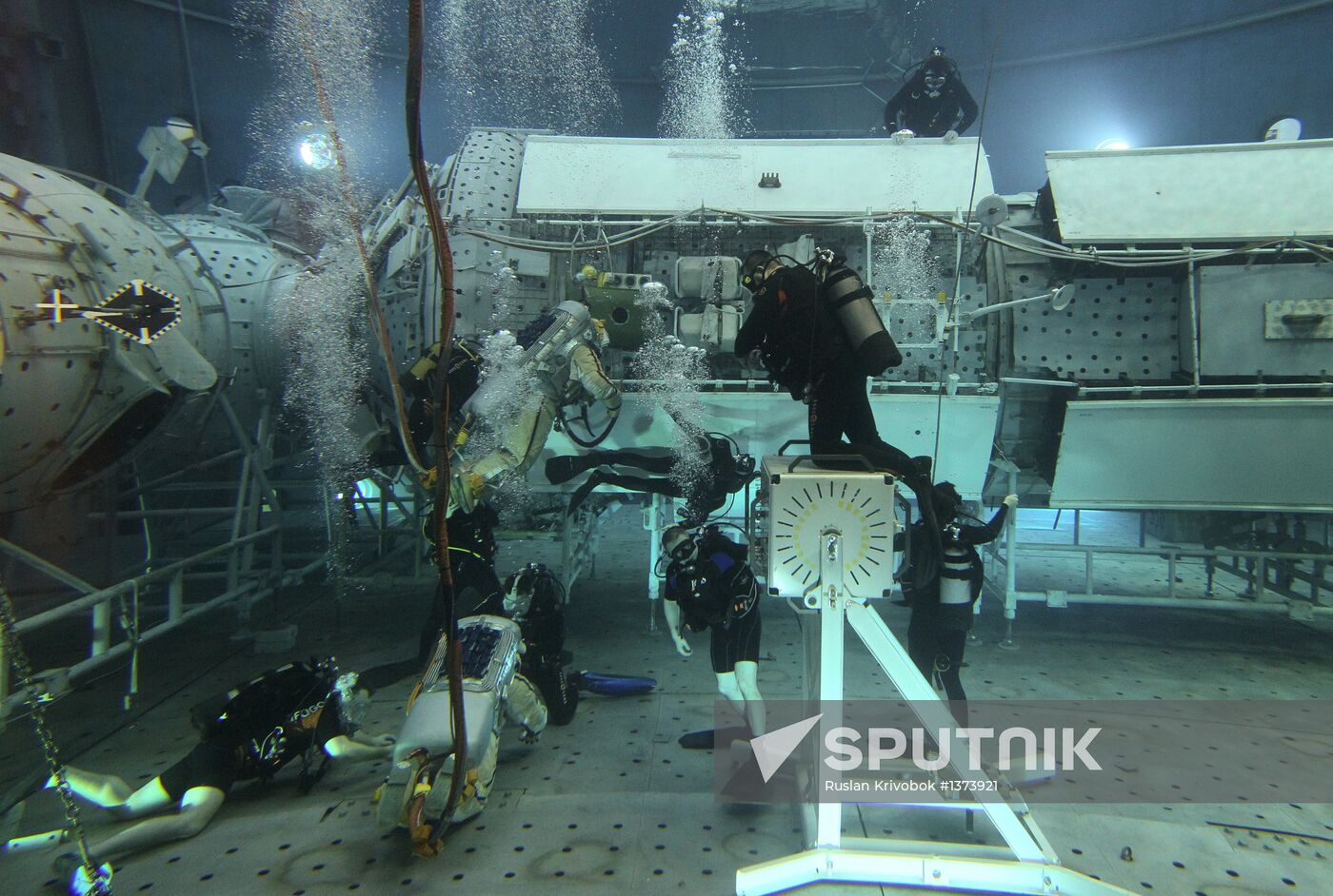 Training of cosmonauts Yelena Serova and Alexander Samokutyayev