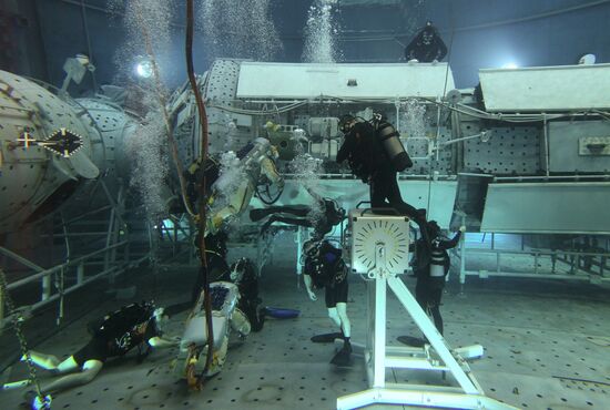 Training of cosmonauts Yelena Serova and Alexander Samokutyayev