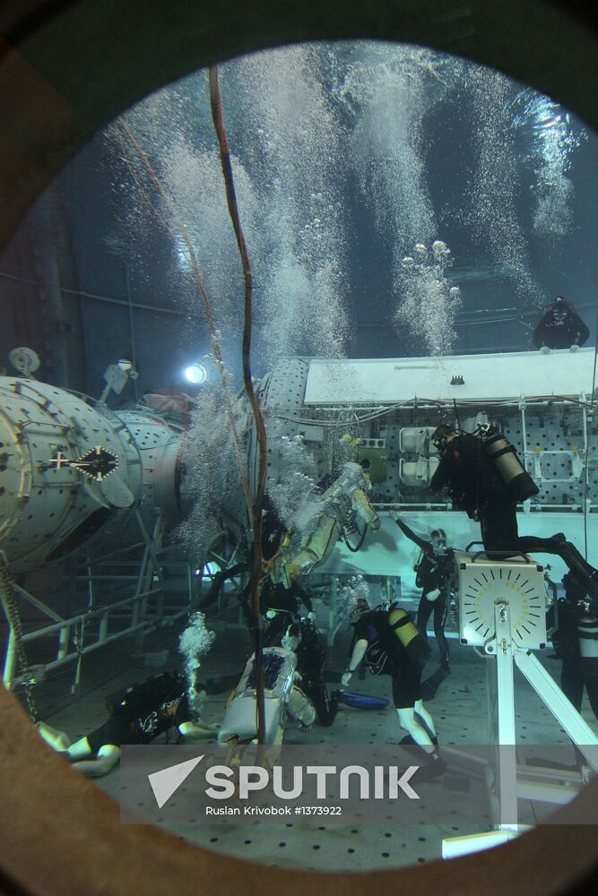 Training of cosmonauts Yelena Serova and Alexander Samokutyayev