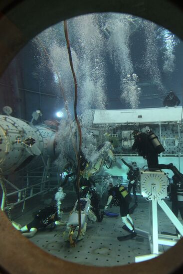 Training of cosmonauts Yelena Serova and Alexander Samokutyayev