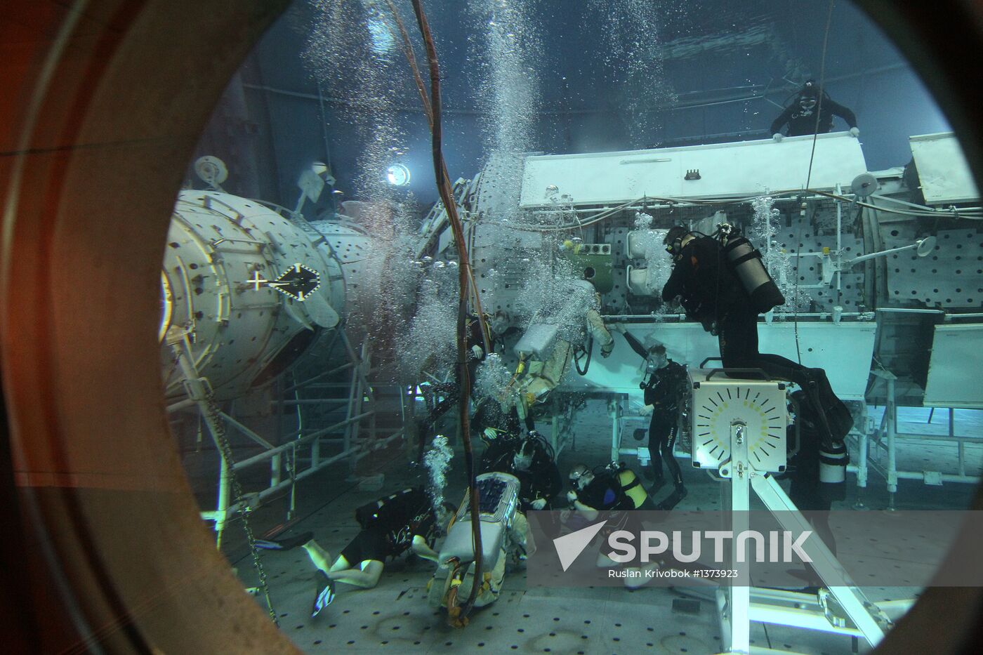 Training of cosmonauts Yelena Serova and Alexander Samokutyayev