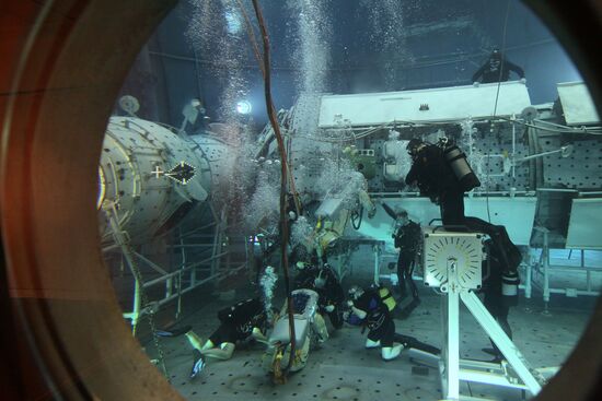 Training of cosmonauts Yelena Serova and Alexander Samokutyayev