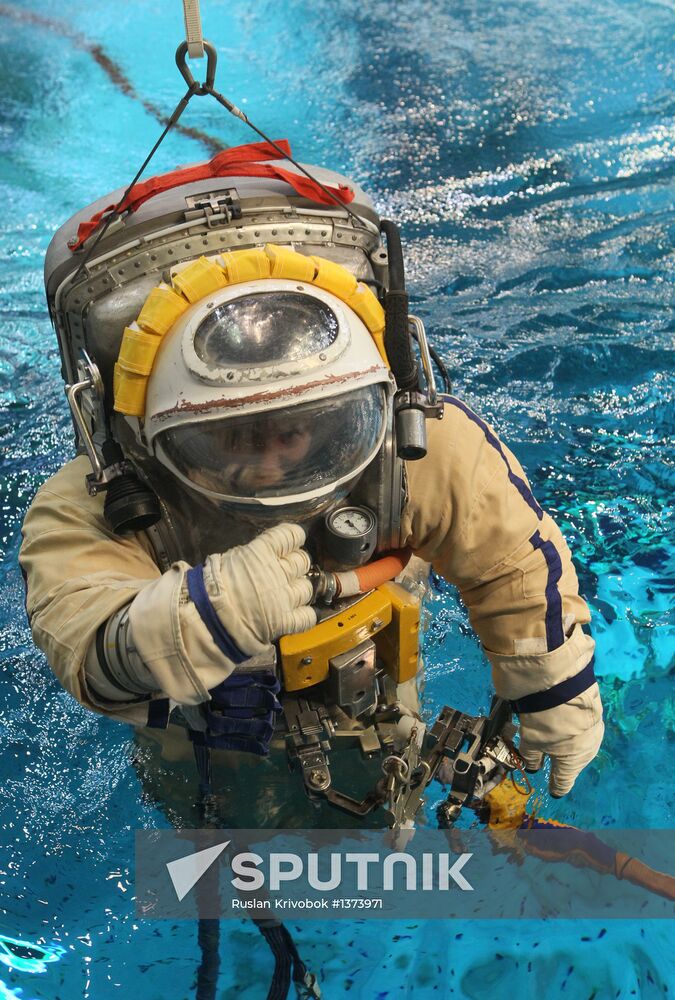 Training of cosmonauts Yelena Serova and Alexander Samokutyayev