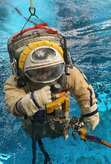 Training of cosmonauts Yelena Serova and Alexander Samokutyayev