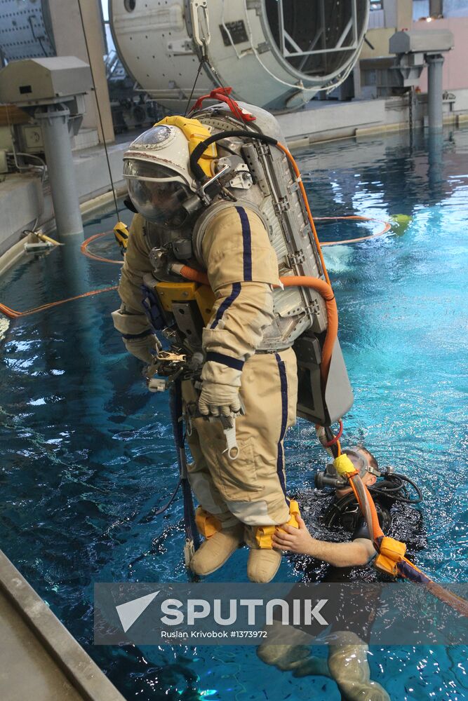 Training of cosmonauts Yelena Serova and Alexander Samokutyayev