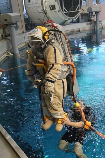 Training of cosmonauts Yelena Serova and Alexander Samokutyayev