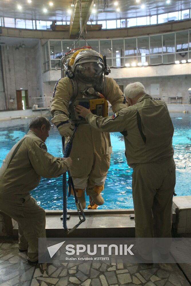 Training of cosmonauts Yelena Serova and Alexander Samokutyayev