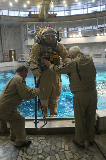 Training of cosmonauts Yelena Serova and Alexander Samokutyayev