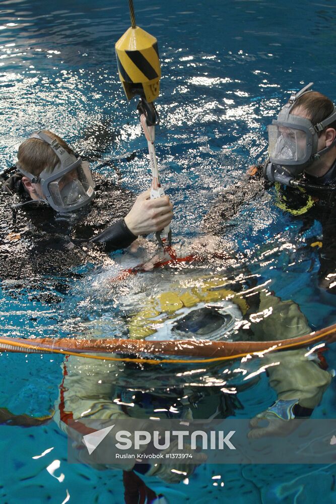 Training of cosmonauts Yelena Serova and Alexander Samokutyayev