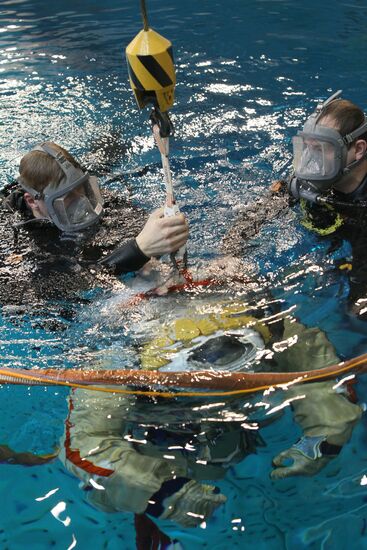 Training of cosmonauts Yelena Serova and Alexander Samokutyayev