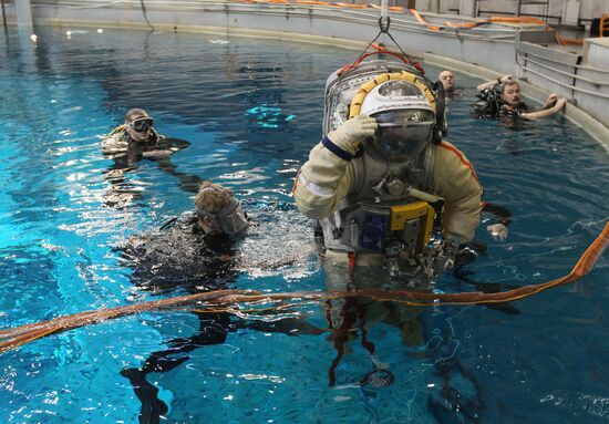 Training of cosmonauts Yelena Serova and Alexander Samokutyayev