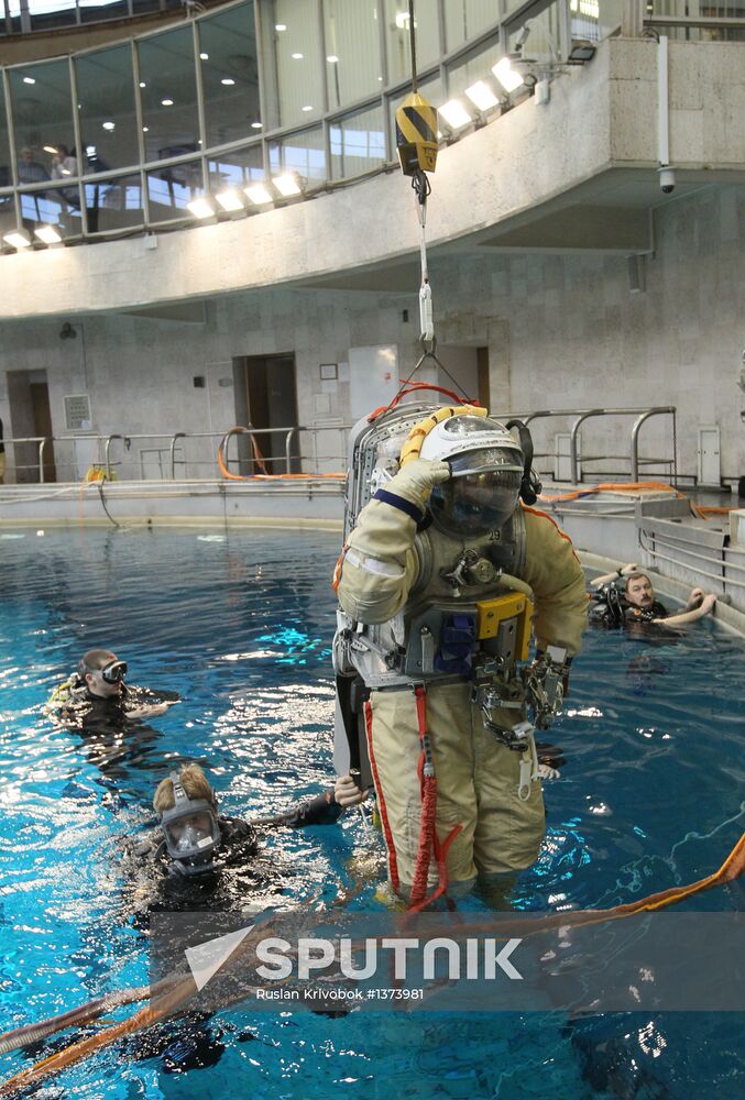 Training of cosmonauts Yelena Serova and Alexander Samokutyayev