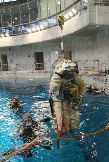 Training of cosmonauts Yelena Serova and Alexander Samokutyayev
