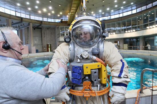 Training of cosmonauts Yelena Serova and Alexander Samokutyayev