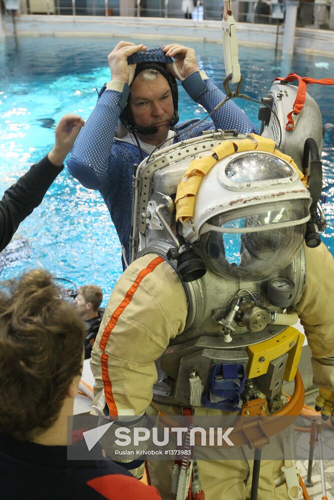 Training of cosmonauts Yelena Serova and Alexander Samokutyayev