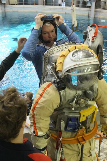Training of cosmonauts Yelena Serova and Alexander Samokutyayev