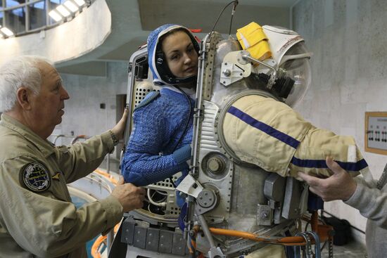Training of cosmonauts Yelena Serova and Alexander Samokutyayev
