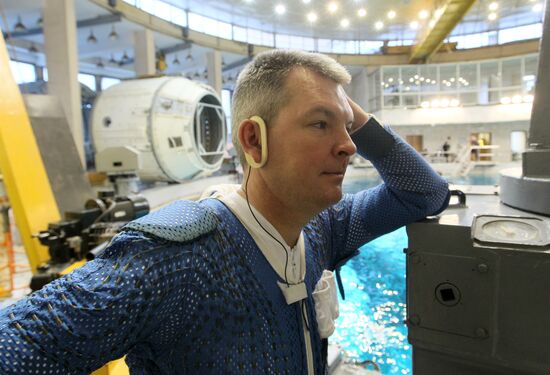 Training of cosmonauts Yelena Serova and Alexander Samokutyayev