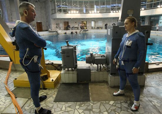 Training of cosmonauts Yelena Serova and Alexander Samokutyayev