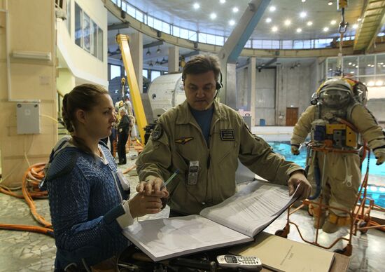 Training of cosmonauts Yelena Serova and Alexander Samokutyayev