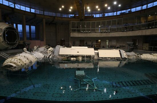 Training of cosmonauts Yelena Serova and Alexander Samokutyayev