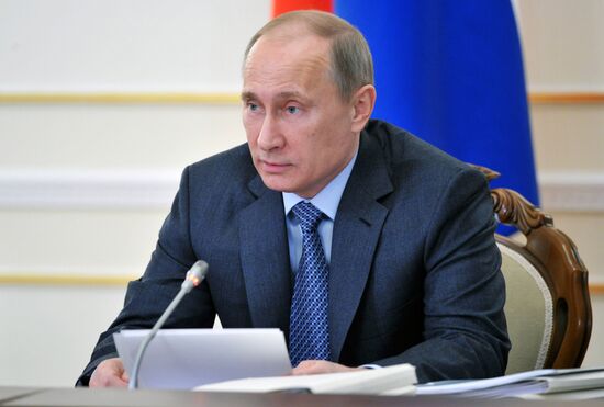 Vladimir Putin chairs meeting of fuel and energy commission