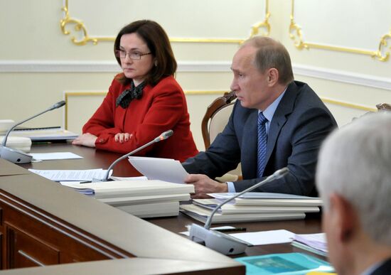 Vladimir Putin chairs meeting of fuel and energy commission