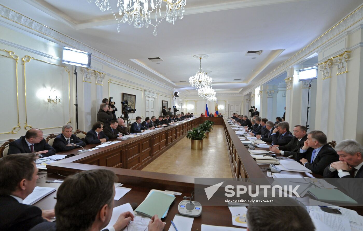 Vladimir Putin chairs meeting of fuel and energy commission