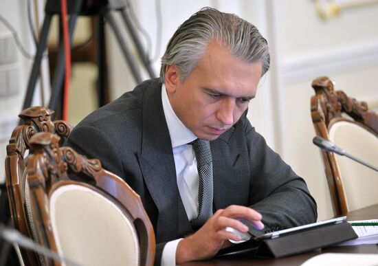 Vladimir Putin chairs meeting of fuel and energy commission