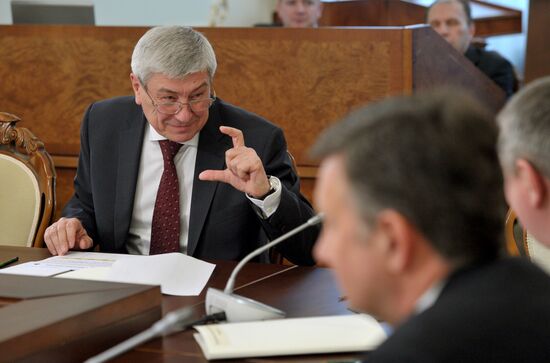 Vladimir Putin chairs meeting of fuel and energy commission