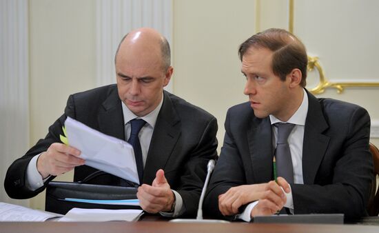 Vladimir Putin chairs meeting of fuel and energy commission