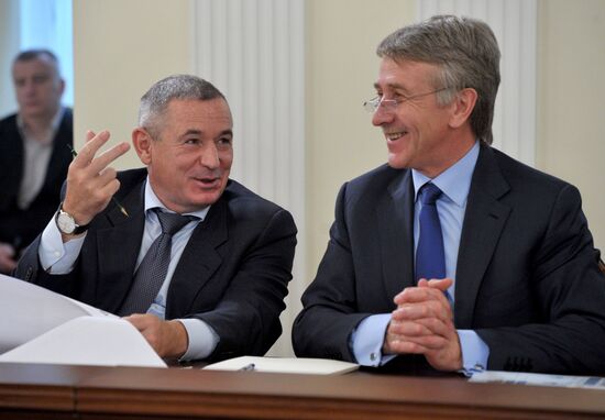 Vladimir Putin chairs meeting of fuel and energy commission