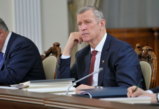 Vladimir Putin chairs meeting of fuel and energy commission