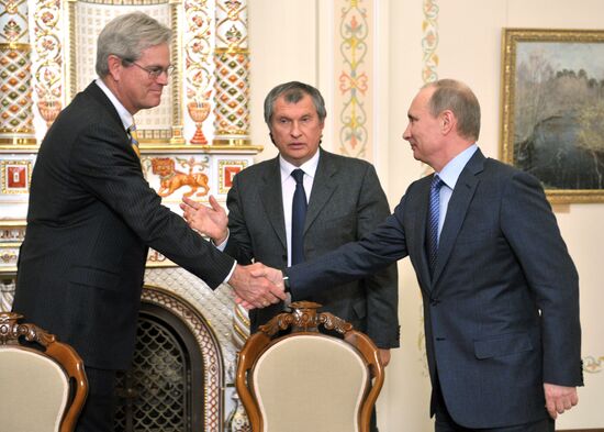 V. Putin at signing of documents between Rosneft and ExxonMobil