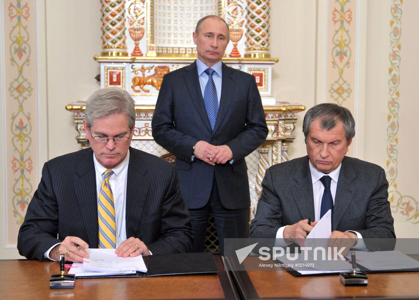 V. Putin at signing of documents between Rosneft and ExxonMobil