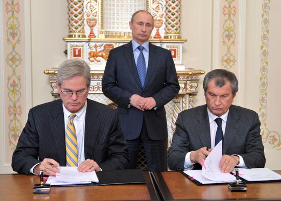 V. Putin at signing of documents between Rosneft and ExxonMobil