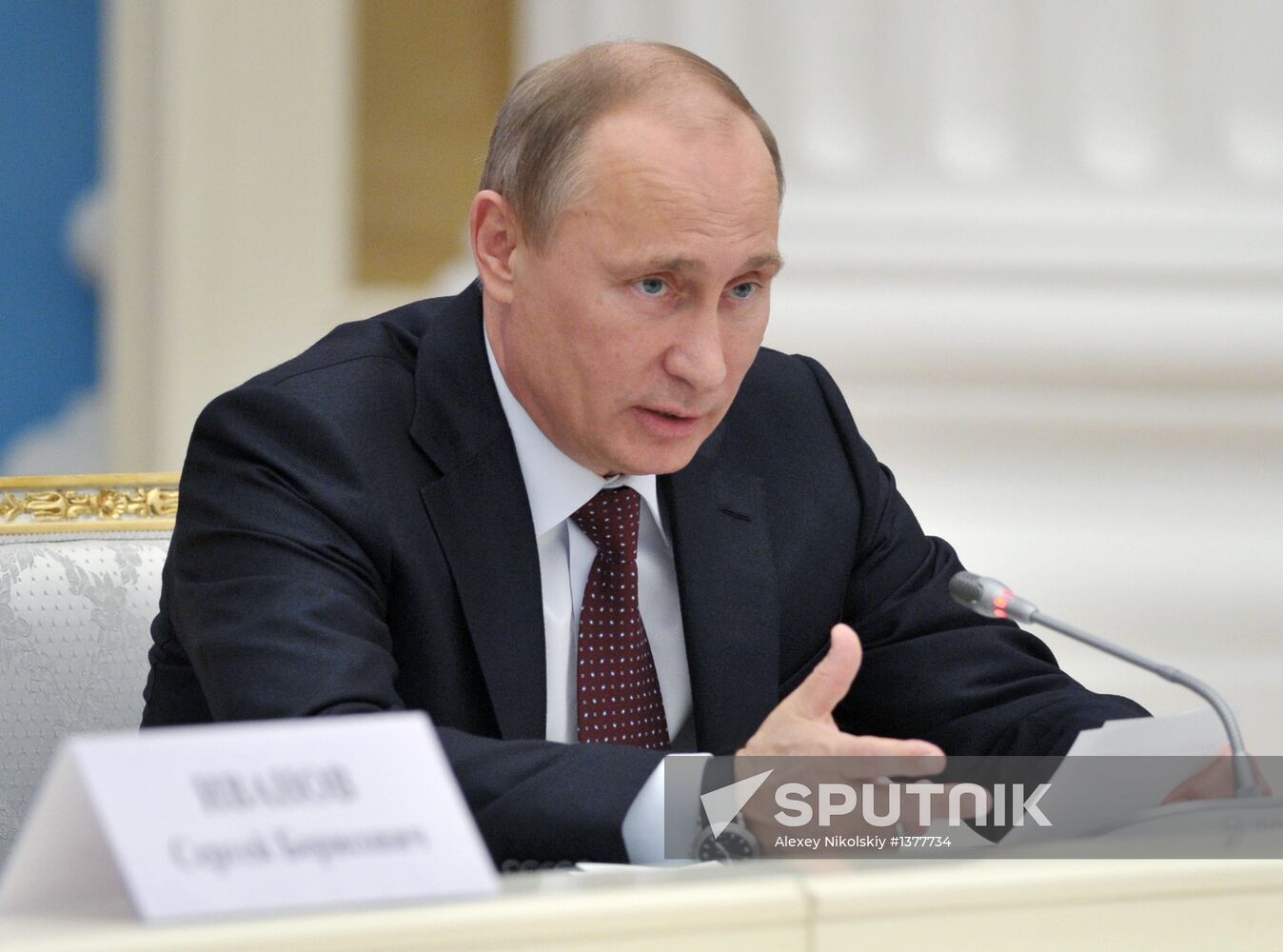 Vladimir Putin meets with G20 members