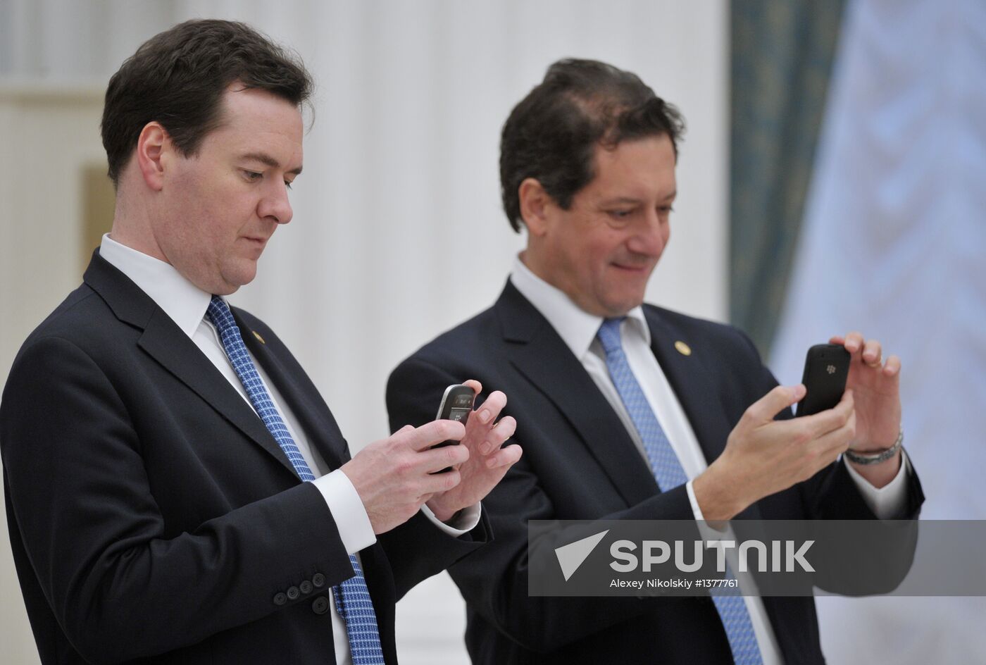 Vladimir Putin meets with G20 members