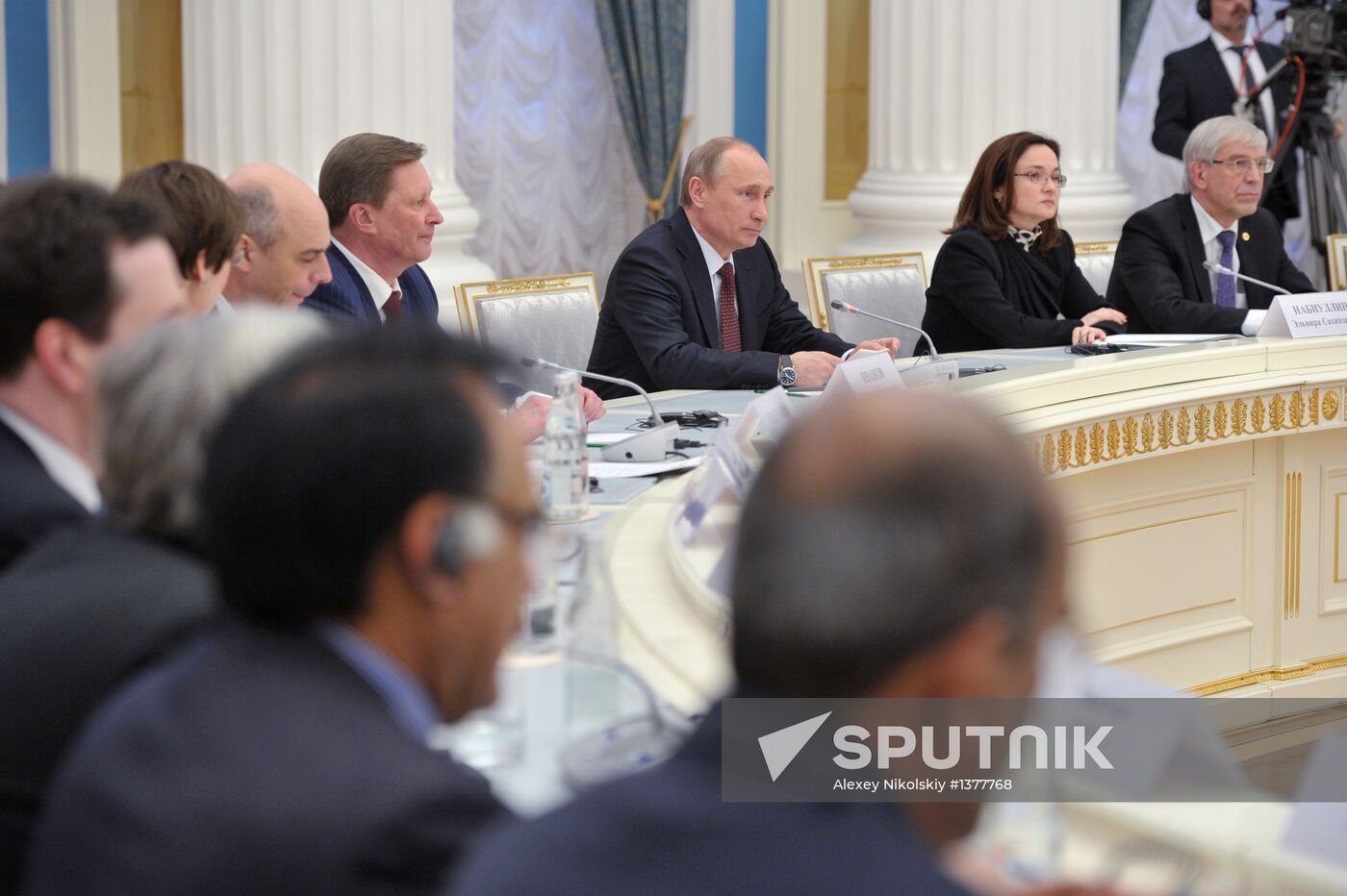 Vladimir Putin meets with G20 members