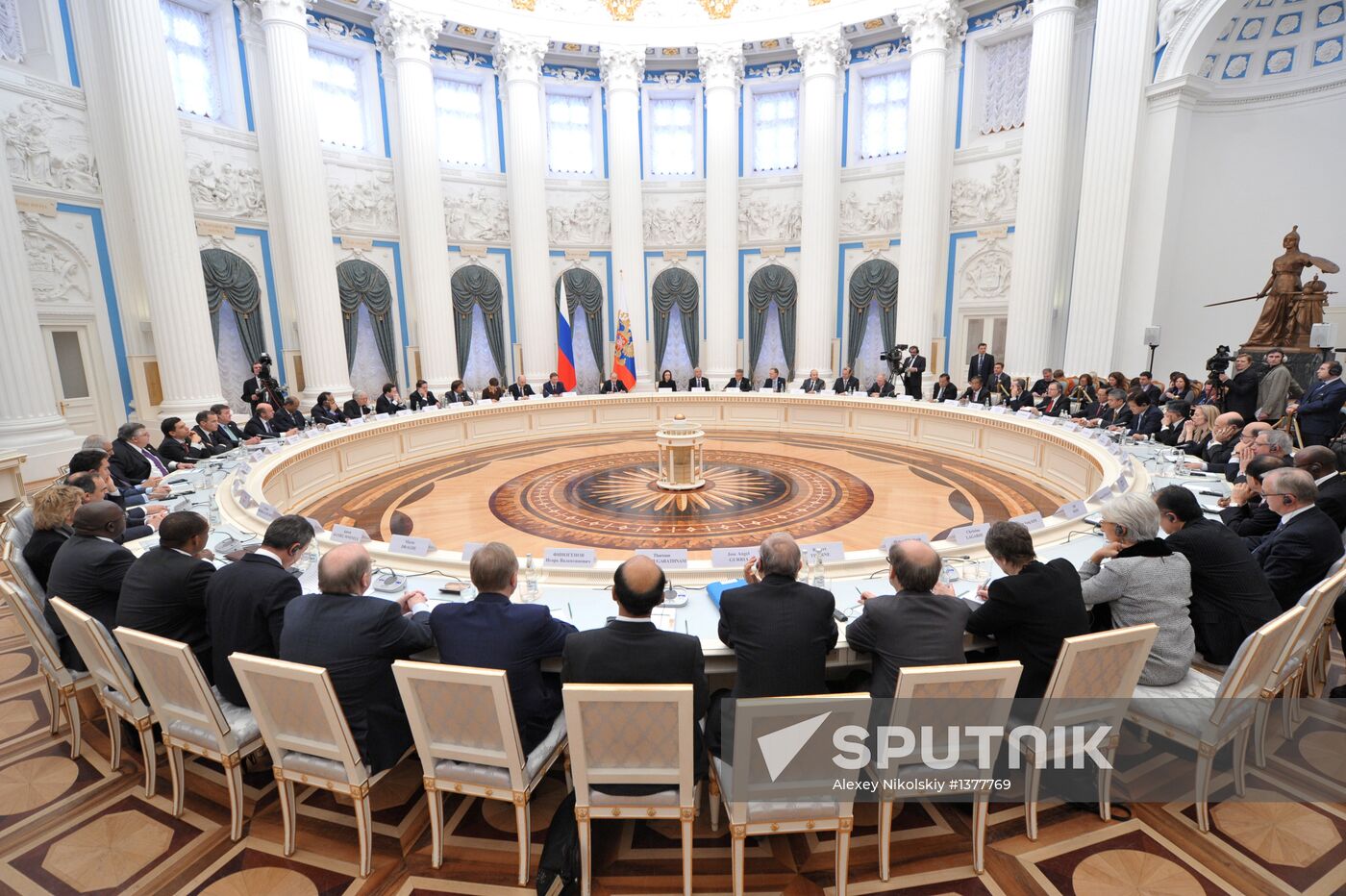 Vladimir Putin meets with G20 members