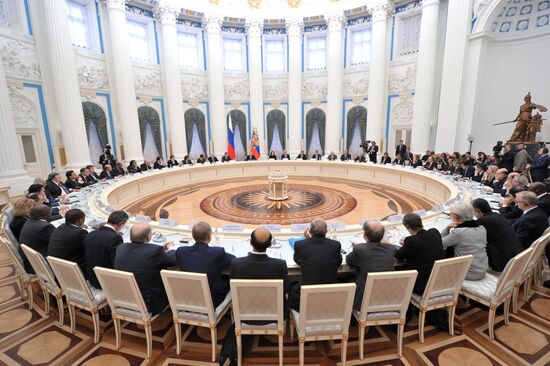 Vladimir Putin meets with G20 members