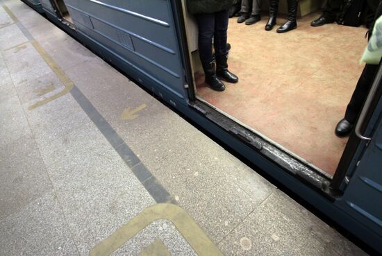 New markings on Moscow metro platforms