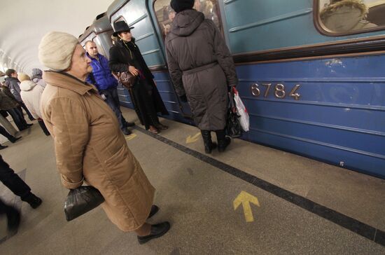 New markings on Moscow metro platforms