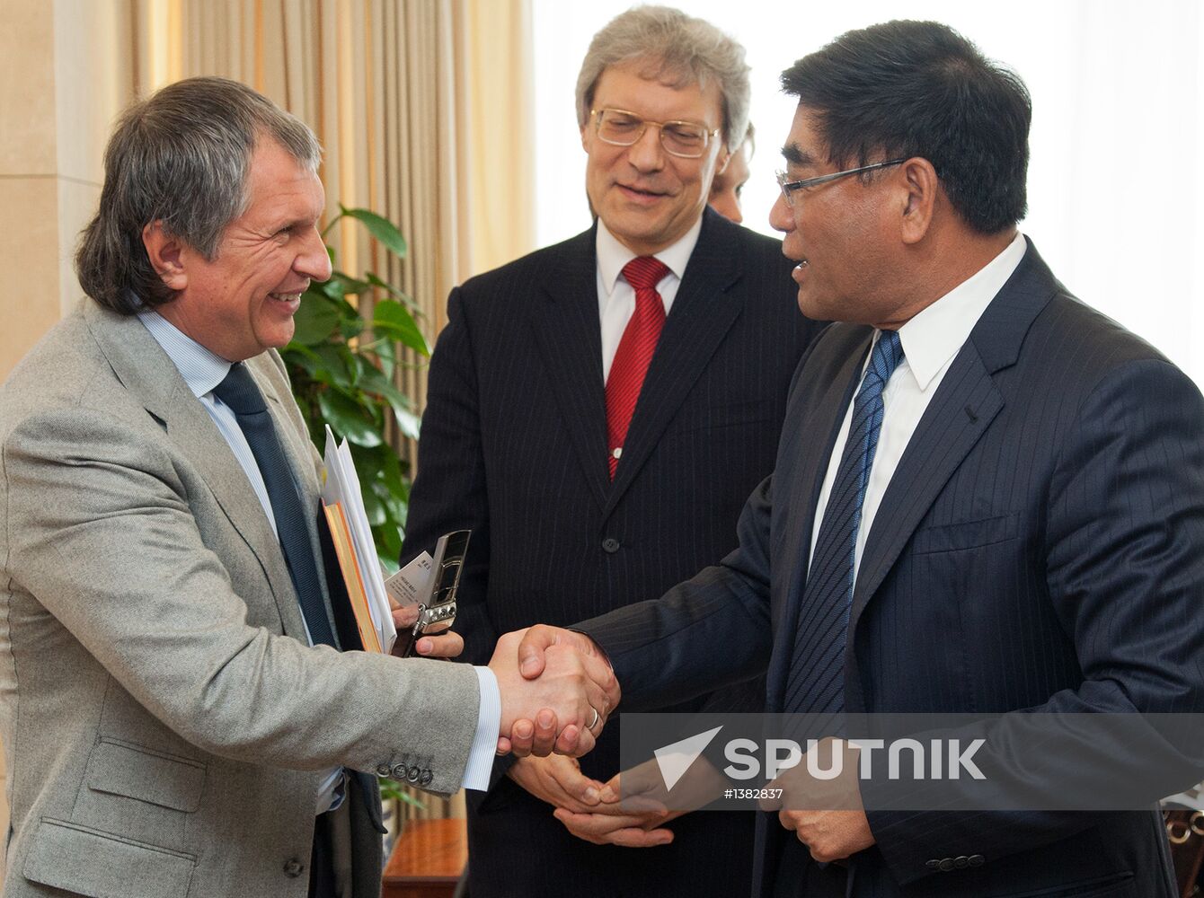 Rosneft President Igor Sechin visits China