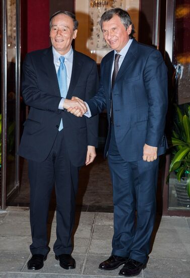 Rosneft President Igor Sechin visits China