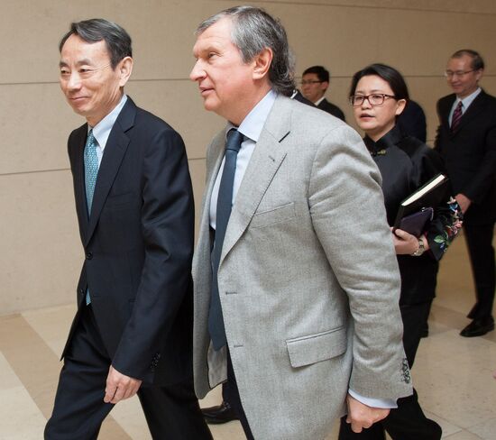 Rosneft President Igor Sechin visits China