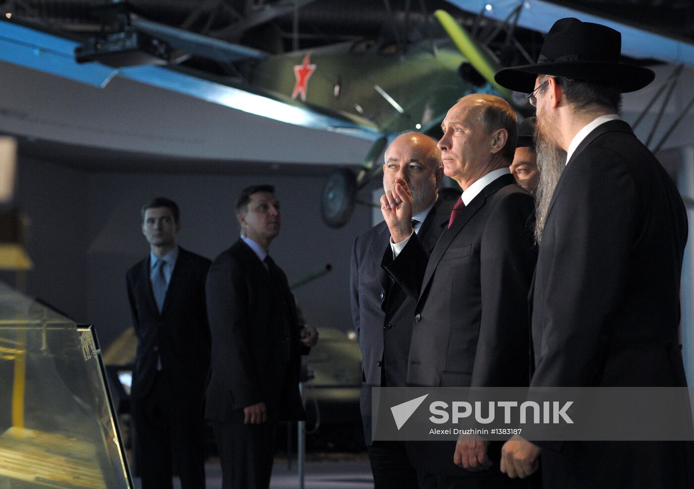 Vladimir Putin visits Russian Jewish Museum and Tolerance Center