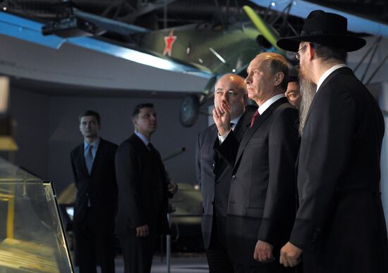 Vladimir Putin visits Russian Jewish Museum and Tolerance Center